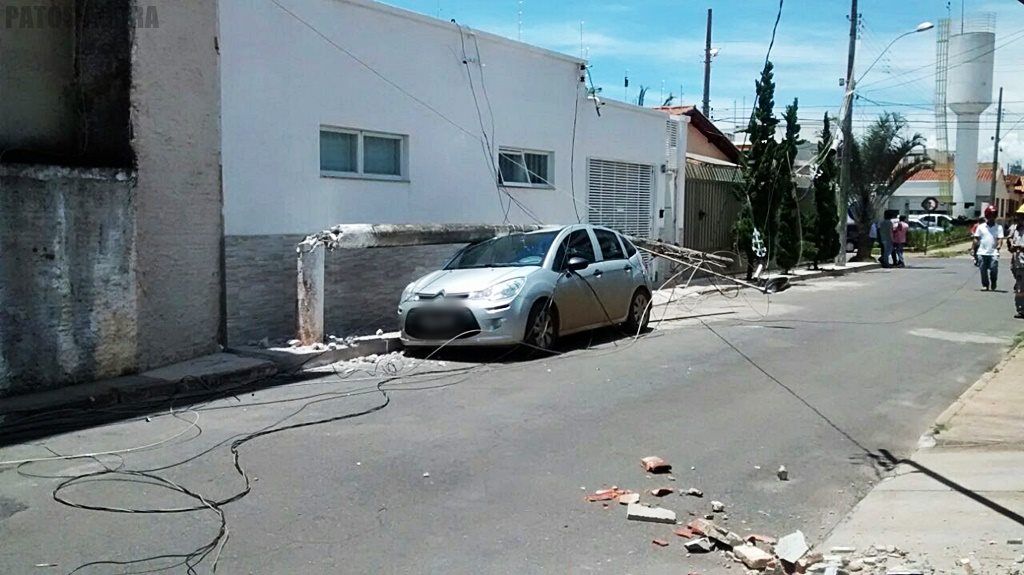 Poste cai em cima de carro após guincho arrastar fiação no  Bairro Cônego Getúlio | Patos Agora - A notícia no seu tempo - https://patosagora.net