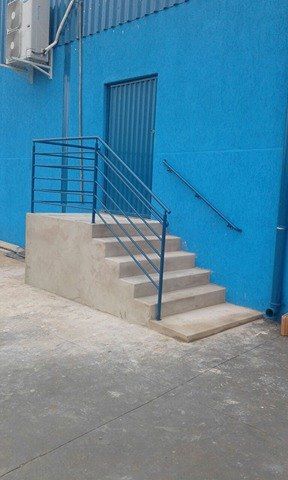 Empresária aproveita escada para construir casa para cachorros de rua | Patos Agora - A notícia no seu tempo - https://patosagora.net
