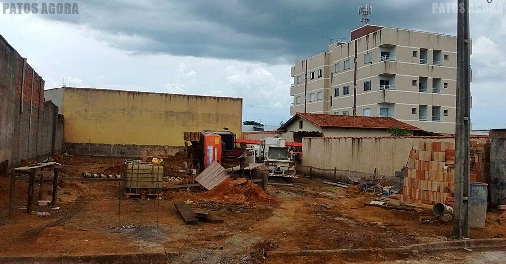 Máquina de perfuração cai em caminhão e casa no bairro Gramado | Patos Agora - A notícia no seu tempo - https://patosagora.net