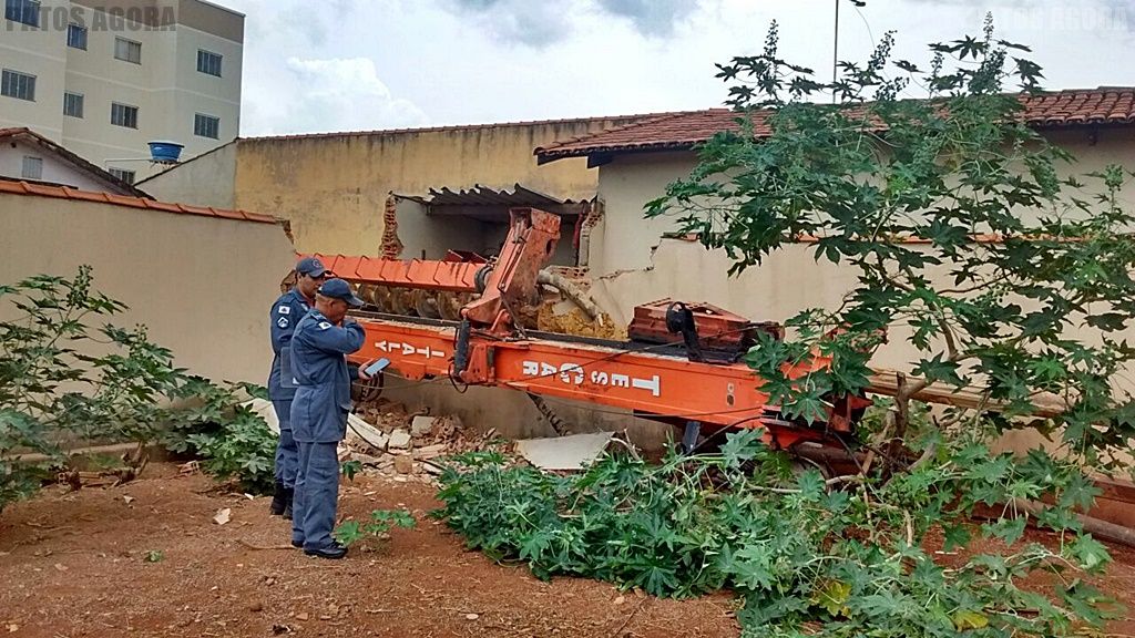 Máquina de perfuração cai em caminhão e casa no bairro Gramado | Patos Agora - A notícia no seu tempo - https://patosagora.net