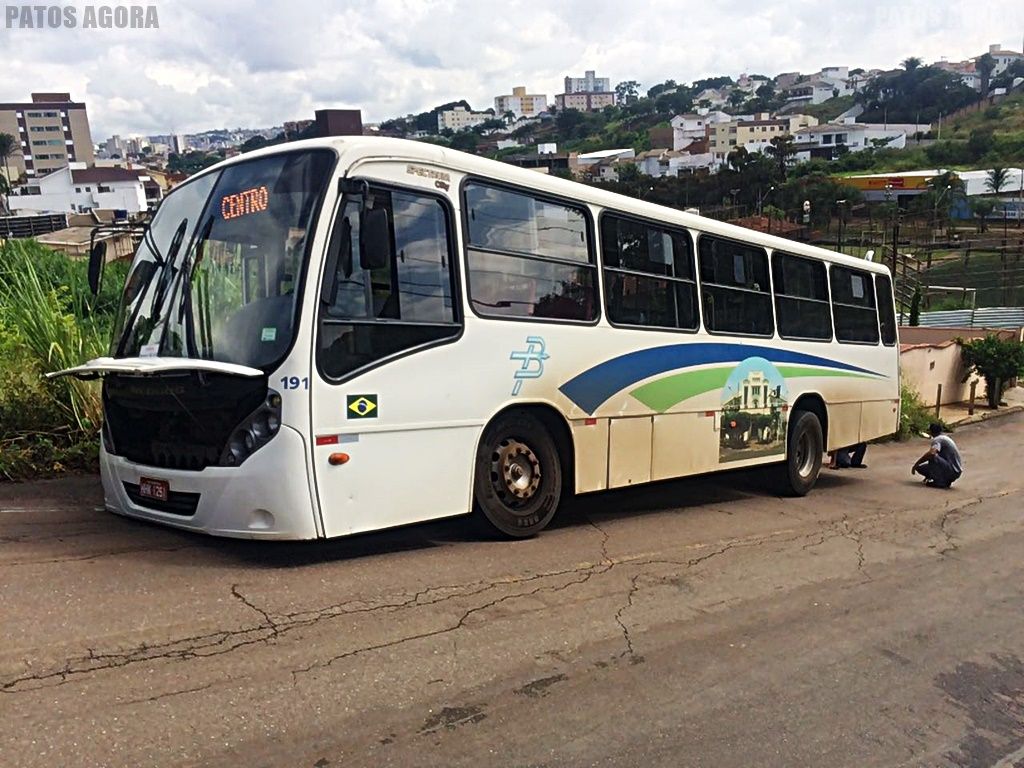Ônibus com passageiros cai em buraco após asfalto ceder na Avenida Piauí | Patos Agora - A notícia no seu tempo - https://patosagora.net