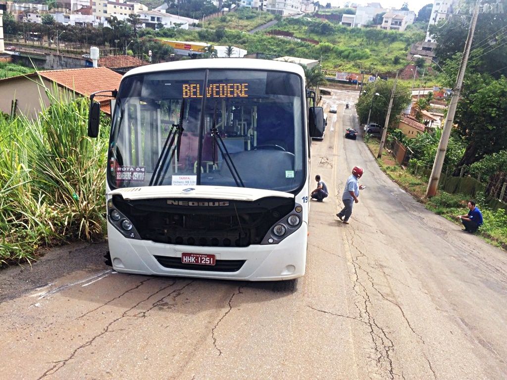 Ônibus com passageiros cai em buraco após asfalto ceder na Avenida Piauí | Patos Agora - A notícia no seu tempo - https://patosagora.net