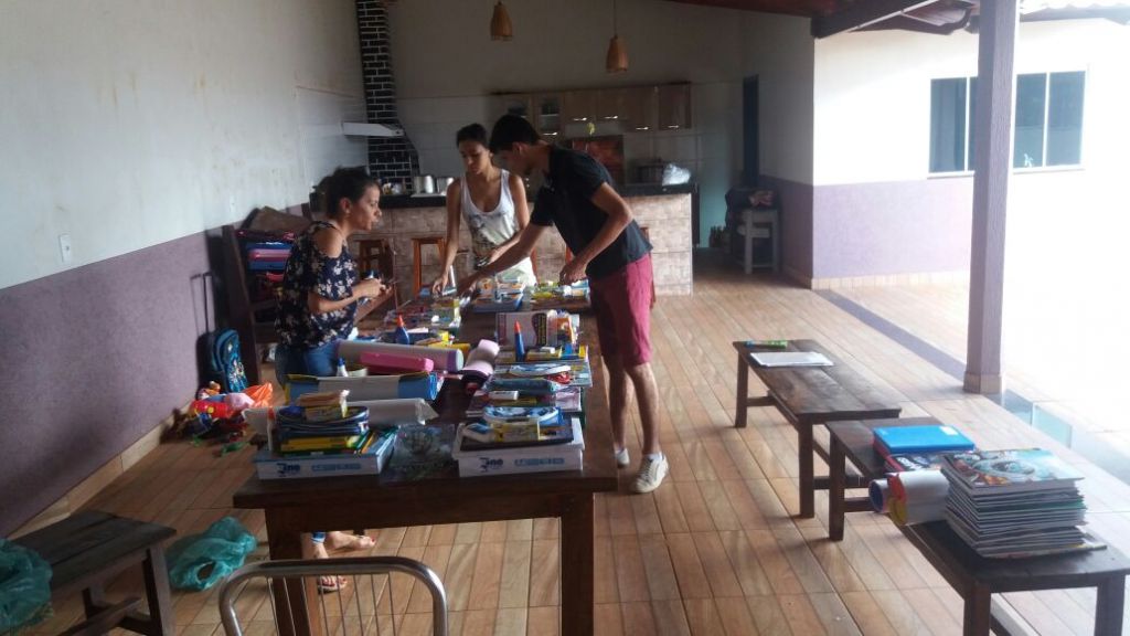 Lagoa Formosa: Crianças carentes da rede municipal de ensino recebem doações de material escolar | Patos Agora - A notícia no seu tempo - https://patosagora.net