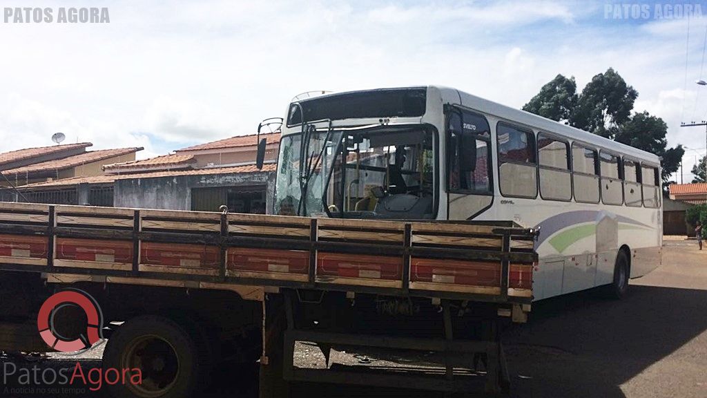 Acidente entre ônibus e caminhão deixa estragos no bairro Panorâmico | Patos Agora - A notícia no seu tempo - https://patosagora.net