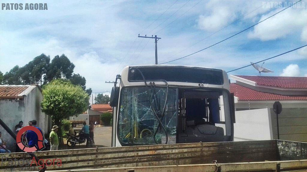 Acidente entre ônibus e caminhão deixa estragos no bairro Panorâmico | Patos Agora - A notícia no seu tempo - https://patosagora.net