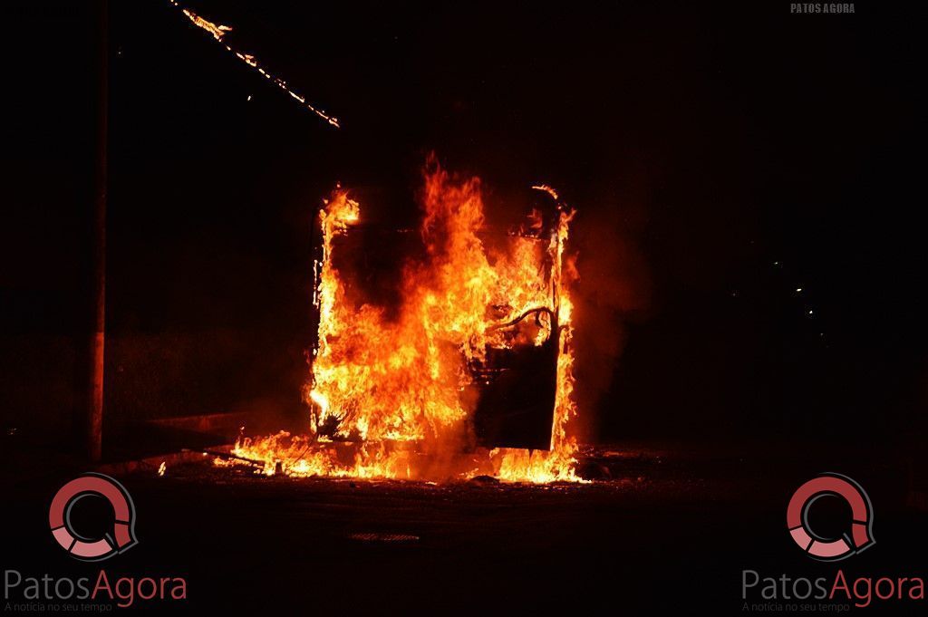 Bandidos param ônibus obrigam motorista a descer e ateiam fogo no bairro Jardim Califórnia  | Patos Agora - A notícia no seu tempo - https://patosagora.net