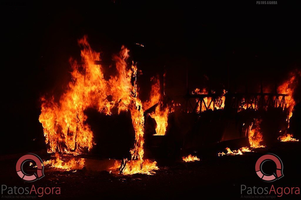Bandidos param ônibus obrigam motorista a descer e ateiam fogo no bairro Jardim Califórnia  | Patos Agora - A notícia no seu tempo - https://patosagora.net