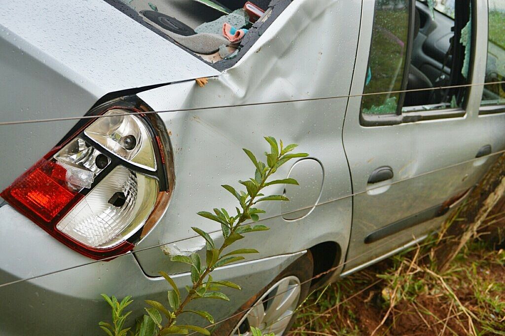 Motorista perde controle de carro e sai fora da pista na Avenida Marabá  | Patos Agora - A notícia no seu tempo - https://patosagora.net