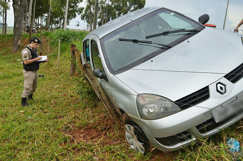 Motorista perde controle de carro e sai fora da pista na Avenida Marabá  | Patos Agora - A notícia no seu tempo - https://patosagora.net