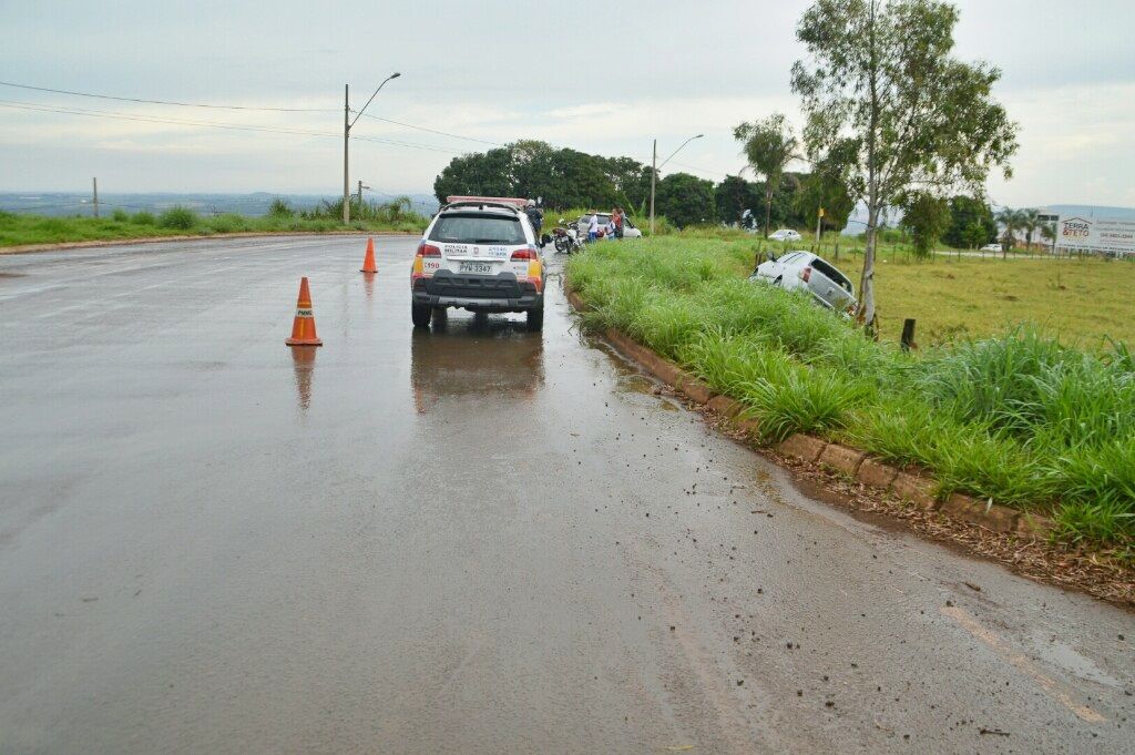 Motorista perde controle de carro e sai fora da pista na Avenida Marabá  | Patos Agora - A notícia no seu tempo - https://patosagora.net