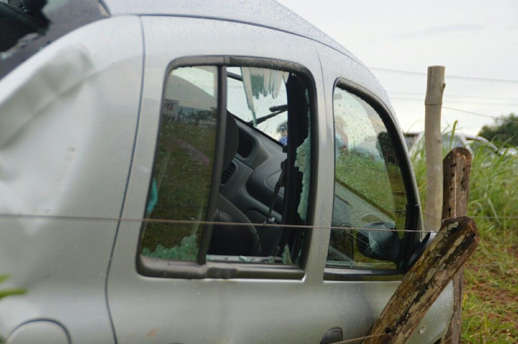 Motorista perde controle de carro e sai fora da pista na Avenida Marabá  | Patos Agora - A notícia no seu tempo - https://patosagora.net