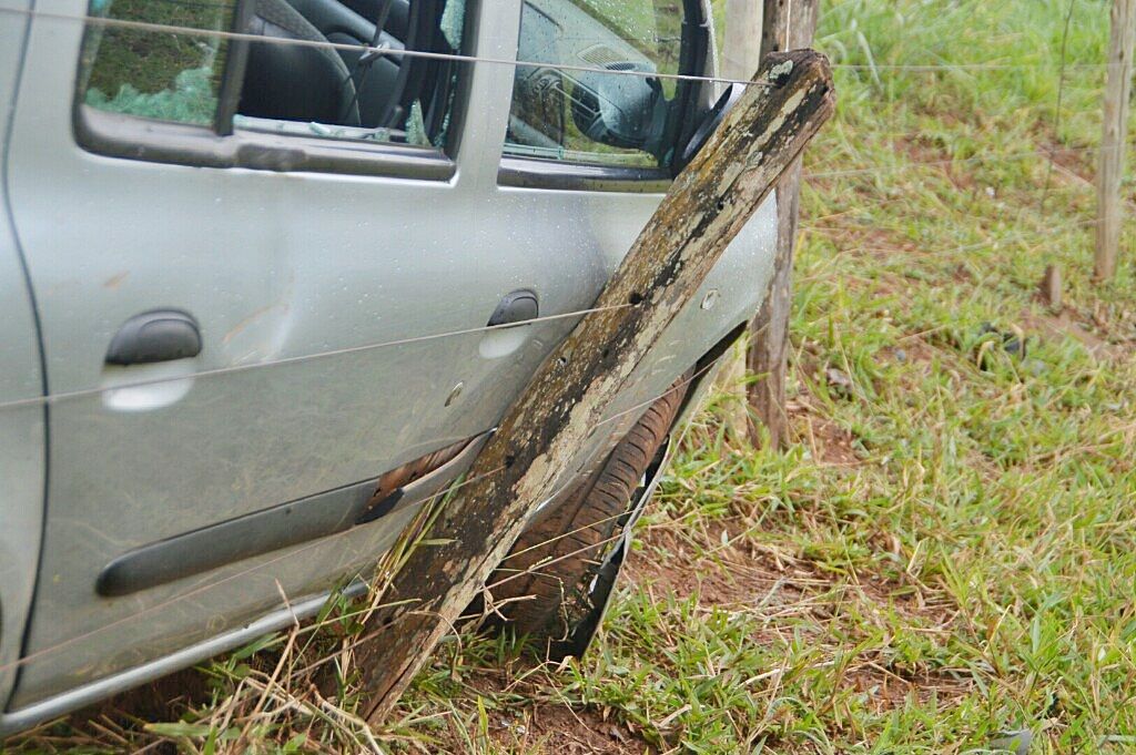 Motorista perde controle de carro e sai fora da pista na Avenida Marabá  | Patos Agora - A notícia no seu tempo - https://patosagora.net