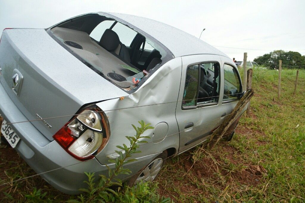 Motorista perde controle de carro e sai fora da pista na Avenida Marabá  | Patos Agora - A notícia no seu tempo - https://patosagora.net