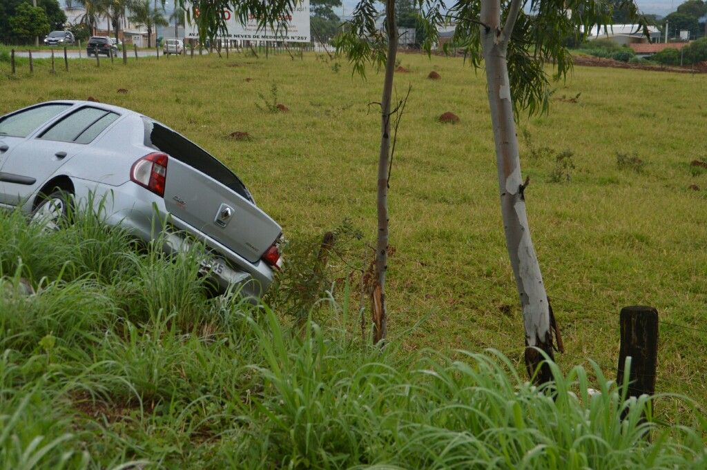 Motorista perde controle de carro e sai fora da pista na Avenida Marabá  | Patos Agora - A notícia no seu tempo - https://patosagora.net