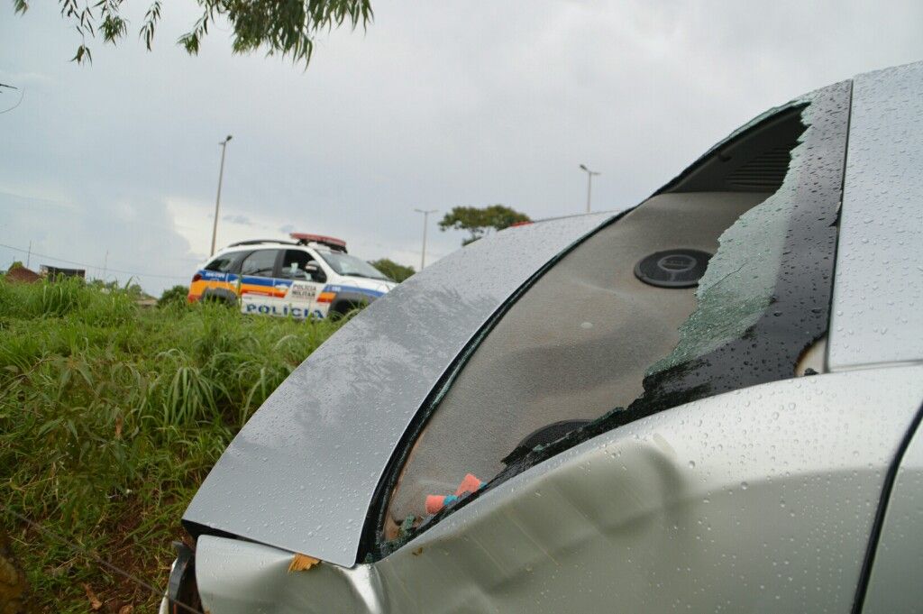 Motorista perde controle de carro e sai fora da pista na Avenida Marabá  | Patos Agora - A notícia no seu tempo - https://patosagora.net