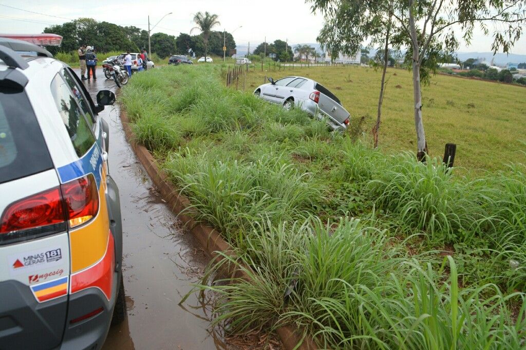 Motorista perde controle de carro e sai fora da pista na Avenida Marabá  | Patos Agora - A notícia no seu tempo - https://patosagora.net