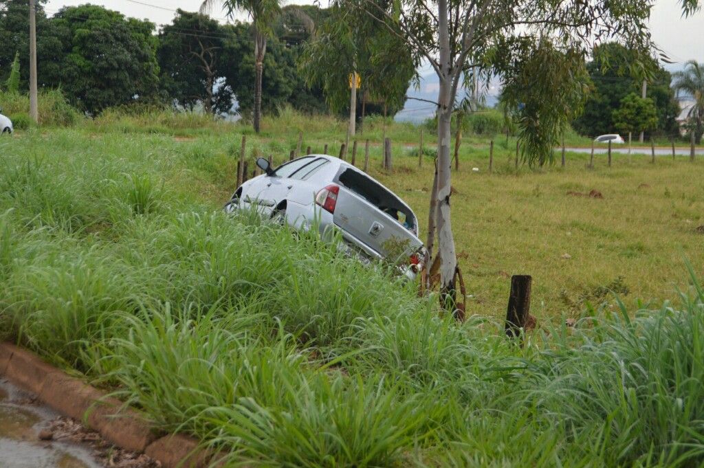 Motorista perde controle de carro e sai fora da pista na Avenida Marabá  | Patos Agora - A notícia no seu tempo - https://patosagora.net