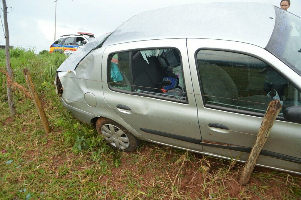 Motorista perde controle de carro e sai fora da pista na Avenida Marabá  | Patos Agora - A notícia no seu tempo - https://patosagora.net