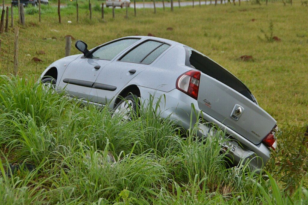 Motorista perde controle de carro e sai fora da pista na Avenida Marabá  | Patos Agora - A notícia no seu tempo - https://patosagora.net