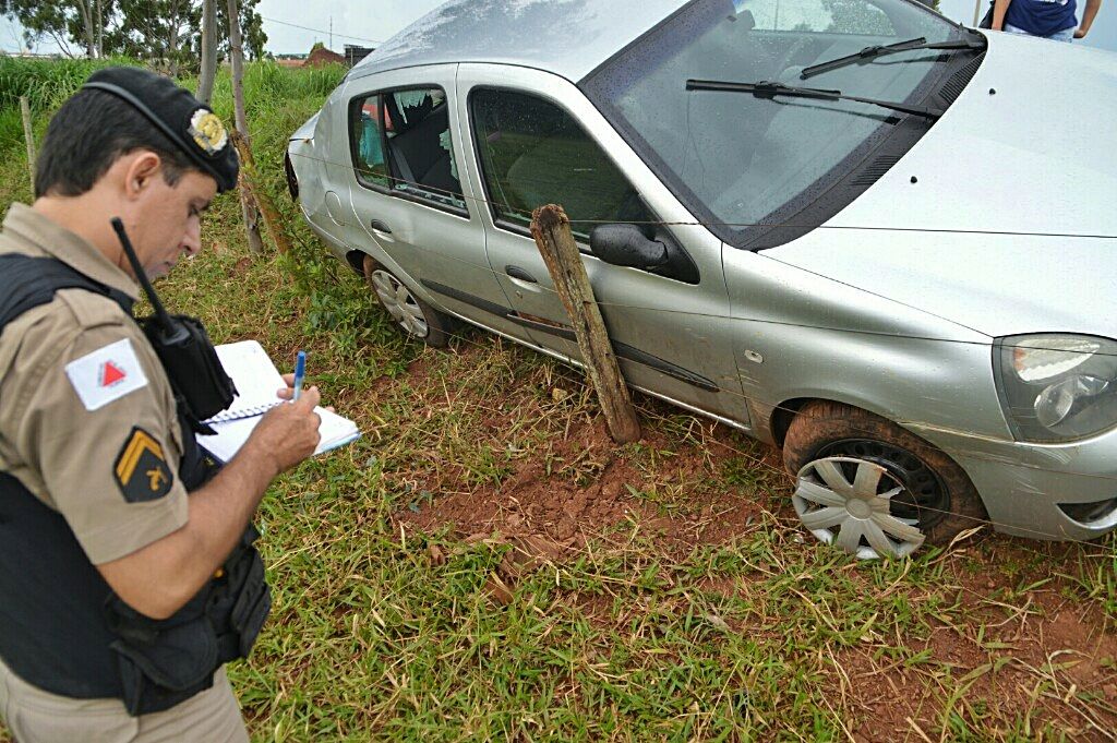 Motorista perde controle de carro e sai fora da pista na Avenida Marabá  | Patos Agora - A notícia no seu tempo - https://patosagora.net