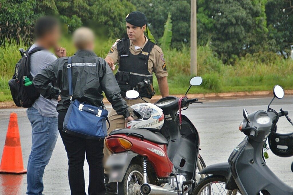 Motorista reduz velocidade para ver acidente e motociclista colide na traseira | Patos Agora - A notícia no seu tempo - https://patosagora.net