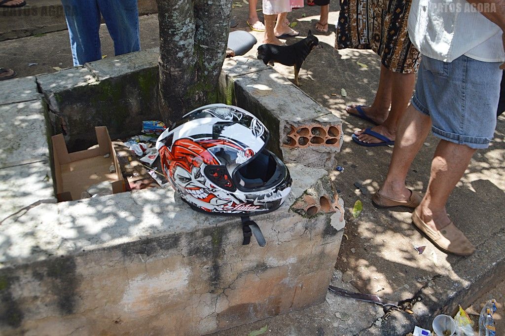 Após acidente ente carro e moto, mãe e filha são atingidas na calçada | Patos Agora - A notícia no seu tempo - https://patosagora.net