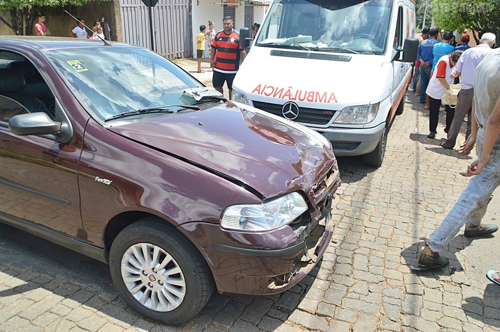 Após acidente ente carro e moto, mãe e filha são atingidas na calçada | Patos Agora - A notícia no seu tempo - https://patosagora.net