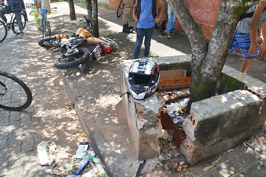 Após acidente ente carro e moto, mãe e filha são atingidas na calçada | Patos Agora - A notícia no seu tempo - https://patosagora.net