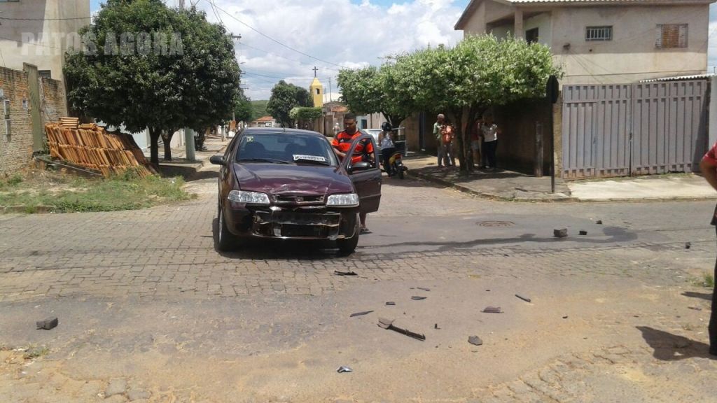 Após acidente ente carro e moto, mãe e filha são atingidas na calçada | Patos Agora - A notícia no seu tempo - https://patosagora.net