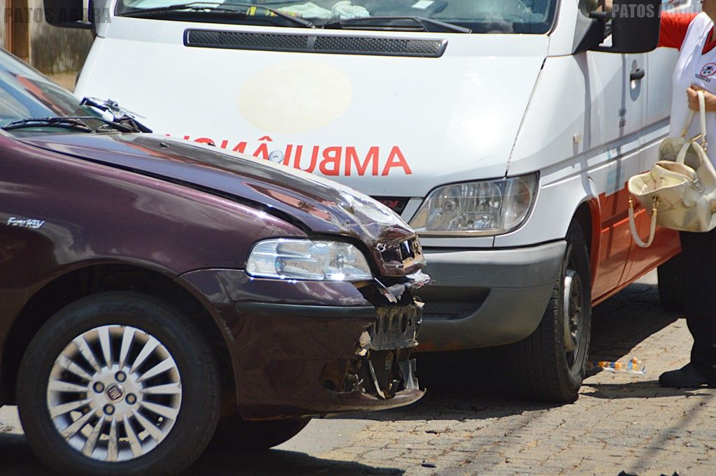 Após acidente ente carro e moto, mãe e filha são atingidas na calçada | Patos Agora - A notícia no seu tempo - https://patosagora.net