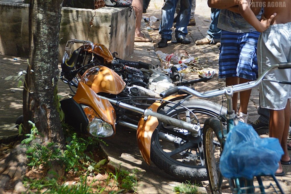 Após acidente ente carro e moto, mãe e filha são atingidas na calçada | Patos Agora - A notícia no seu tempo - https://patosagora.net