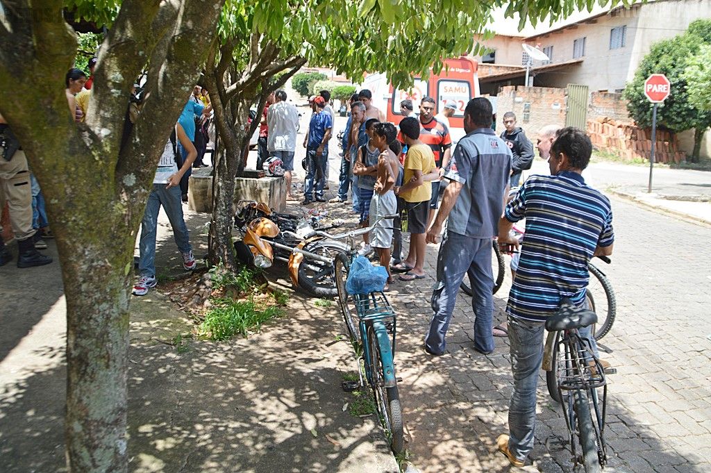 Após acidente ente carro e moto, mãe e filha são atingidas na calçada | Patos Agora - A notícia no seu tempo - https://patosagora.net