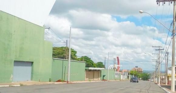 Avenida Marabá e rua Major Gote recebem postes para ampliação da iluminação pública  | Patos Agora - A notícia no seu tempo - https://patosagora.net