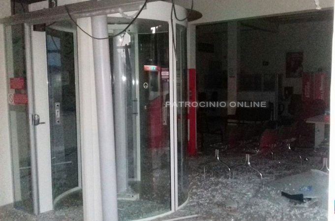 Bandidos explodem caixas eletrônicos de agência bancária em Serra do Salitre | Patos Agora - A notícia no seu tempo - https://patosagora.net