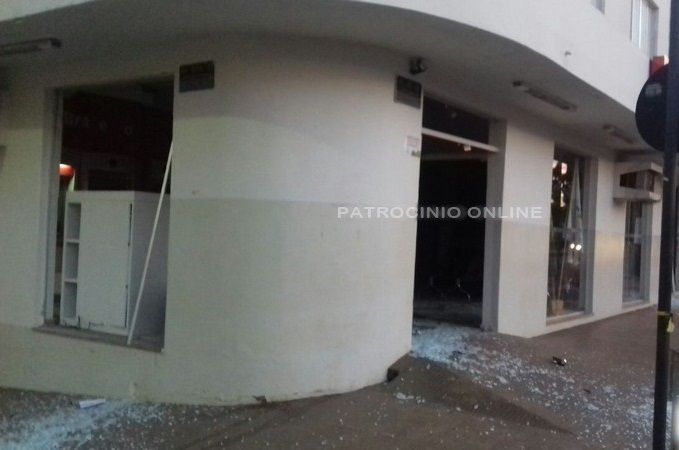 Bandidos explodem caixas eletrônicos de agência bancária em Serra do Salitre | Patos Agora - A notícia no seu tempo - https://patosagora.net