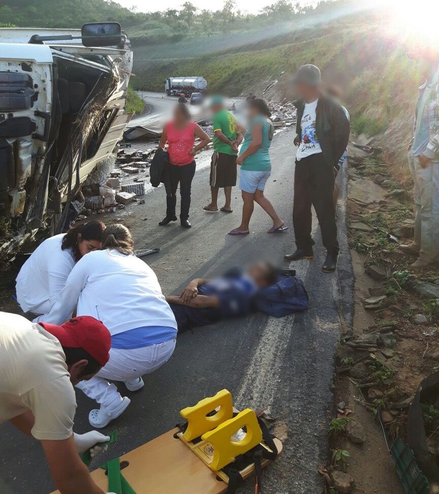 Caminhão de Patos de Minas tomba, condutor fica ferido e populares aproveitam para saquear a carga | Patos Agora - A notícia no seu tempo - https://patosagora.net
