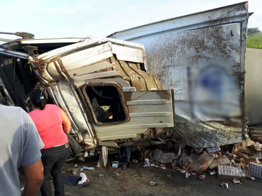 Caminhão de Patos de Minas tomba, condutor fica ferido e populares aproveitam para saquear a carga | Patos Agora - A notícia no seu tempo - https://patosagora.net