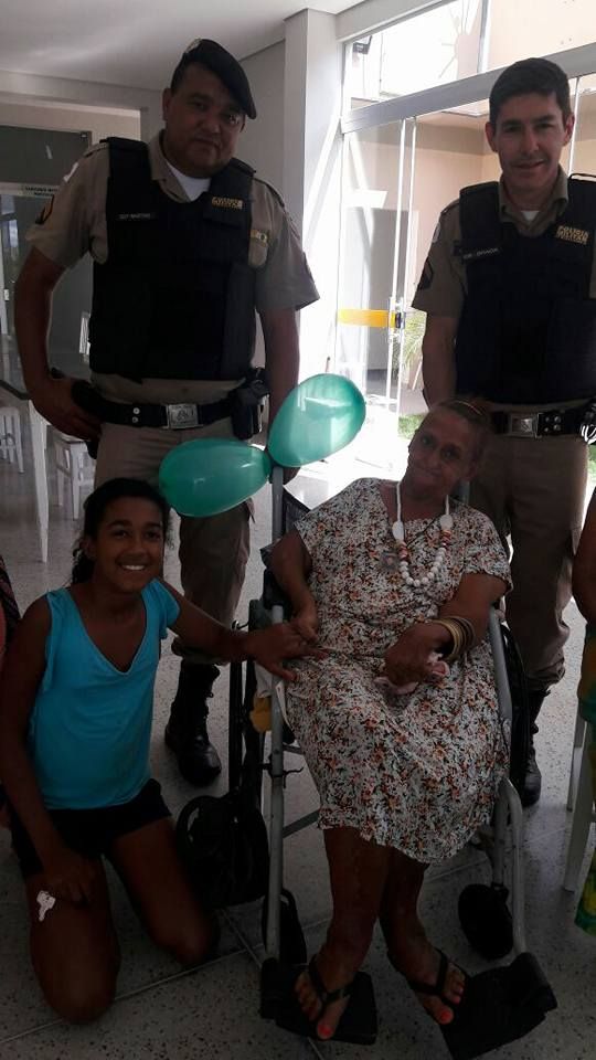 Lagoa Formosa: PM visita casa de repouso e entrega doações de sandálias aos idosos | Patos Agora - A notícia no seu tempo - https://patosagora.net