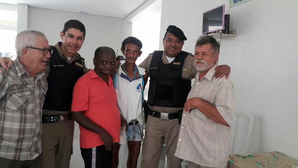 Lagoa Formosa: PM visita casa de repouso e entrega doações de sandálias aos idosos | Patos Agora - A notícia no seu tempo - https://patosagora.net