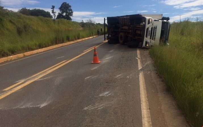 Caminhão tomba na MGC-354 próximo de Patos de Minas e deixa motorista ferido | Patos Agora - A notícia no seu tempo - https://patosagora.net