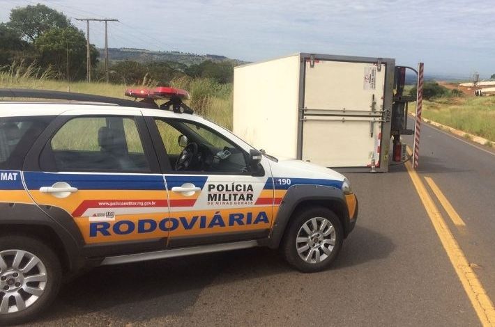 Caminhão tomba na MGC-354 próximo de Patos de Minas e deixa motorista ferido | Patos Agora - A notícia no seu tempo - https://patosagora.net
