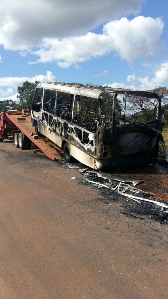 Lagoa Formosa: Micro-ônibus que levava professores à Monjolinho de Minas pega fogo após apresentar pane | Patos Agora - A notícia no seu tempo - https://patosagora.net