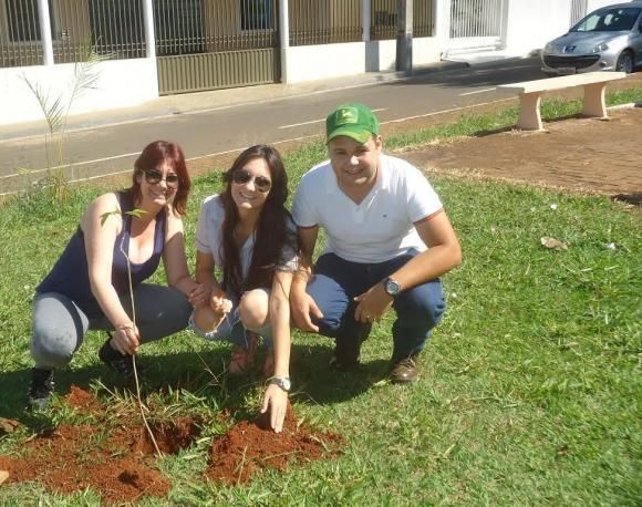 Moradores fazem plantio de árvores  em praça no bairro Alvorada | Patos Agora - A notícia no seu tempo - https://patosagora.net