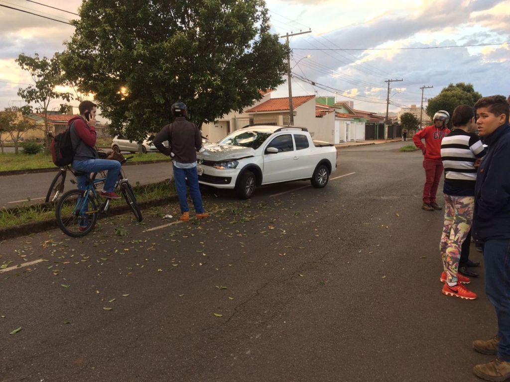 Grave acidente deixa motociclista ferido na Avenida Lucy Mesquita no bairro Guanabara | Patos Agora - A notícia no seu tempo - https://patosagora.net