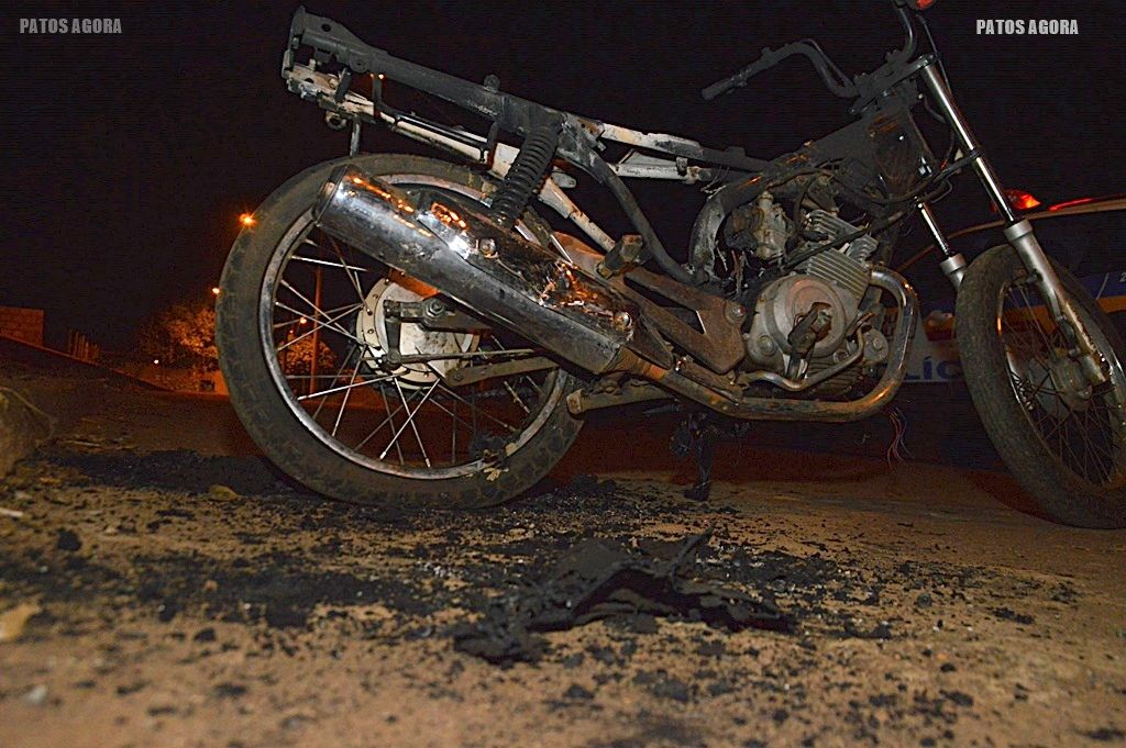 Motocicleta é encontrada completamente queimada no bairro Jardim Esperança | Patos Agora - A notícia no seu tempo - https://patosagora.net