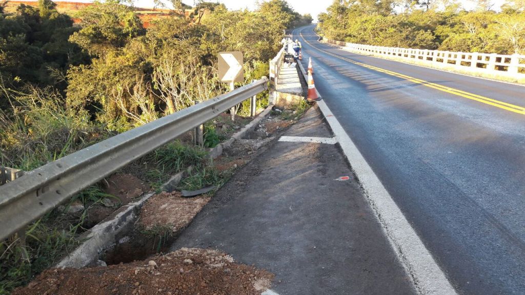 Empresa está instalando guard rails em pontes da BR-365, entre Patos e Patrocínio | Patos Agora - A notícia no seu tempo - https://patosagora.net