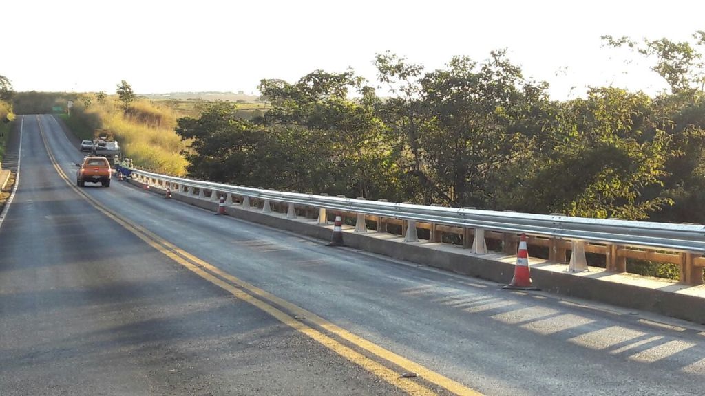 Empresa está instalando guard rails em pontes da BR-365, entre Patos e Patrocínio | Patos Agora - A notícia no seu tempo - https://patosagora.net