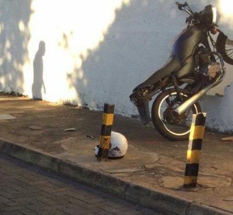 Menor entra com moto furtada em muro e tem apenas ferimentos leves  | Patos Agora - A notícia no seu tempo - https://patosagora.net