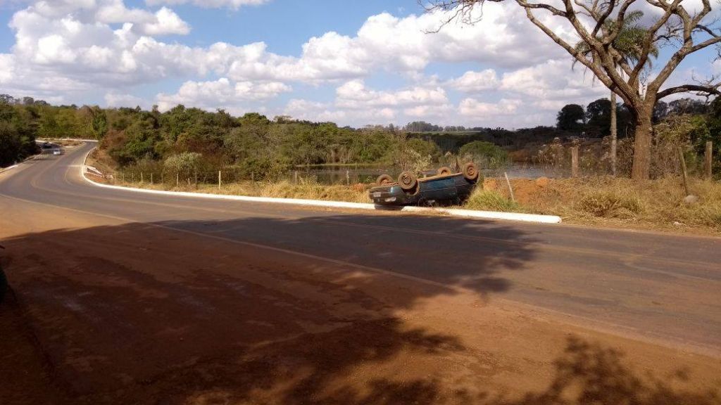 Veículo que seguia de Carmo do Paranaíba à Patos capota três vezes na estrada do Soares | Patos Agora - A notícia no seu tempo - https://patosagora.net