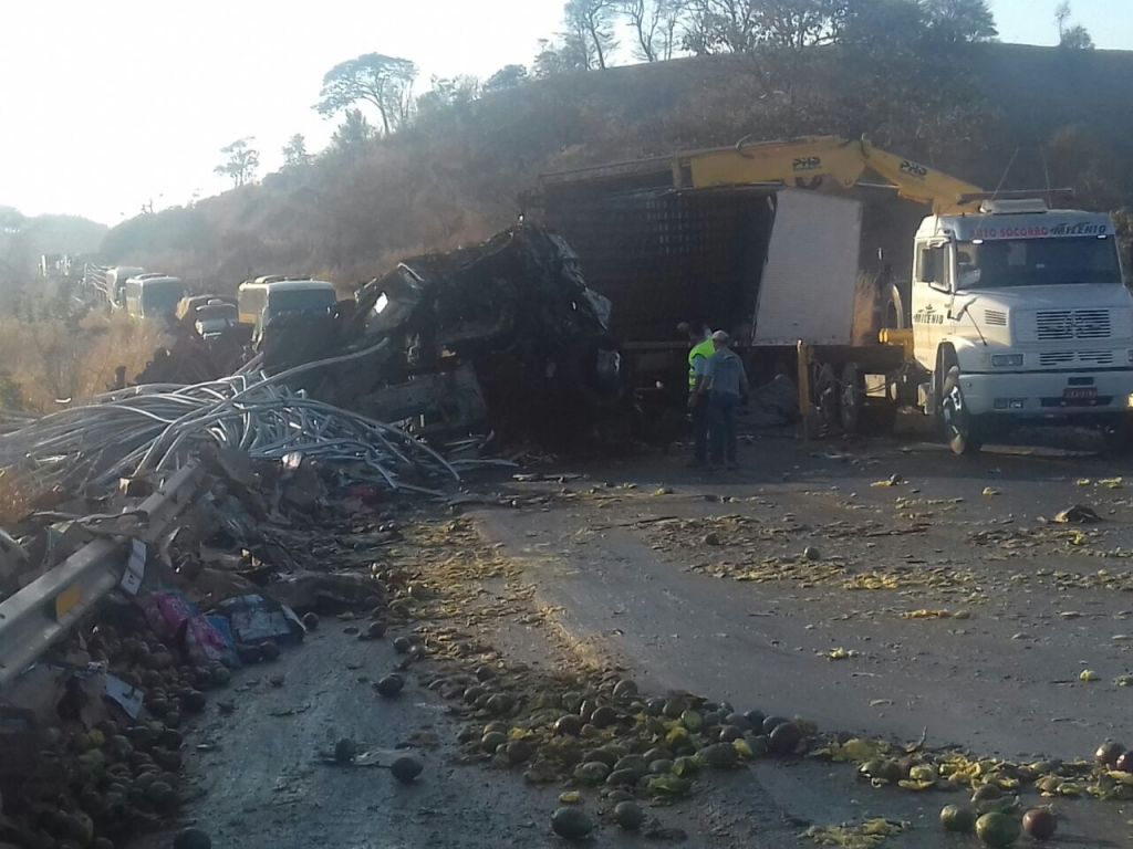 Colisão frontal entre dois caminhões deixa uma vítima morta e outra ferida na BR-365 | Patos Agora - A notícia no seu tempo - https://patosagora.net